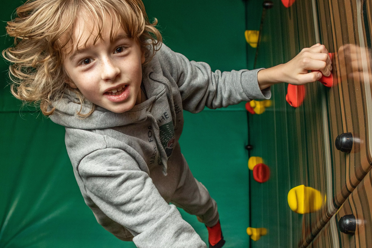 Klettern, Toben und Lachen im Indoorspielplatz
