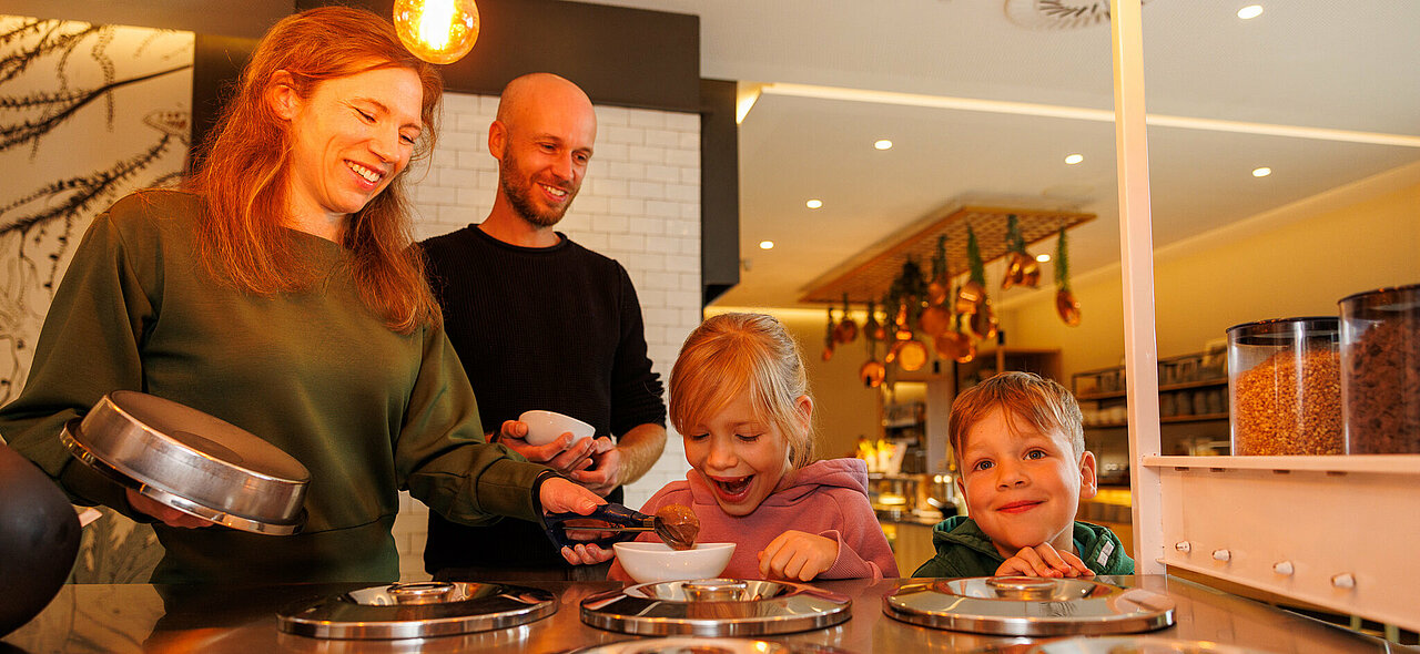 Eiswagen im Familienrestaurant Strahlende Kinderaugen am Eiswagen im Familienrestaurant.