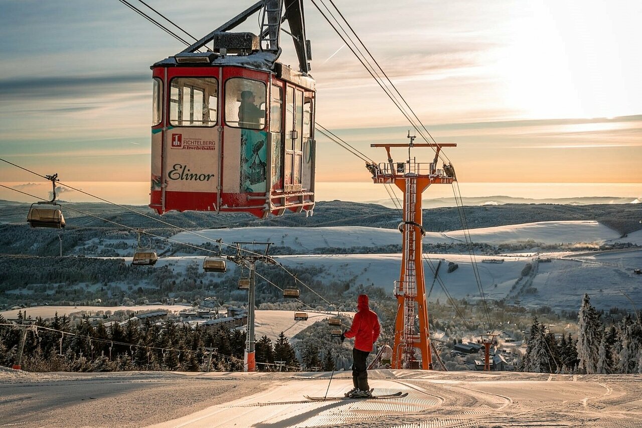 Skigebiet mit Schwebebahn in Oberwiesenthal am Fichtelberg
