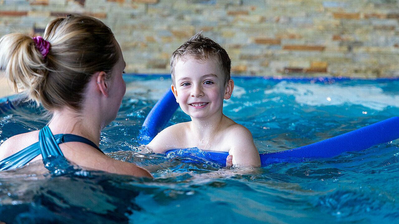 Kinderleicht Schwimmen lernen in der Happy Schwimmschule Happy Schwimmschule